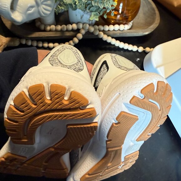 NEW Brooks Adrenaline GTS 23 Running Shoe in Black & White - Picture 11 of 11